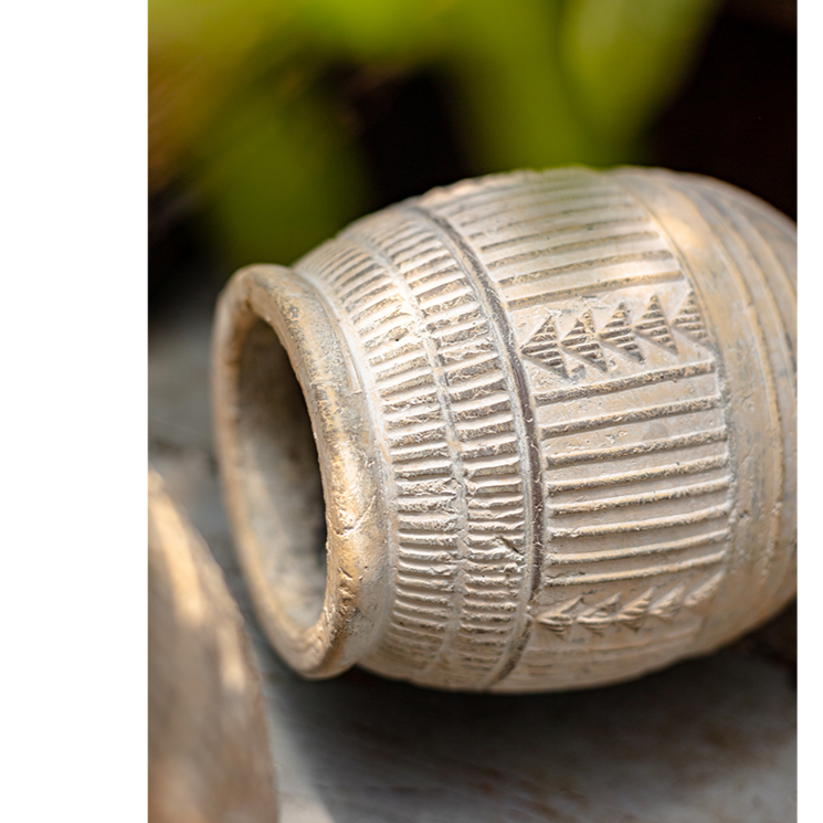 Terracotta Plant Pot - Available in 6.1" W or 7.8" W, for Medium Sized Plants, Indoor / Outdoor Use