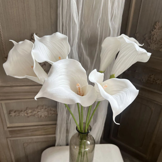 a bouquet of calla lilies